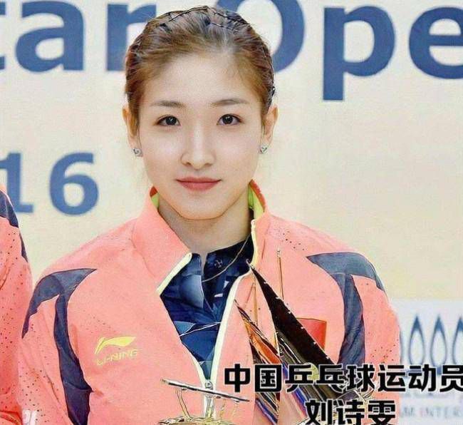 当他的父亲阿尔弗菜德在苏军解放但泽时被打死之后，奥斯卡将锡皮鼓与鼓棒作了父亲的陪葬品。
